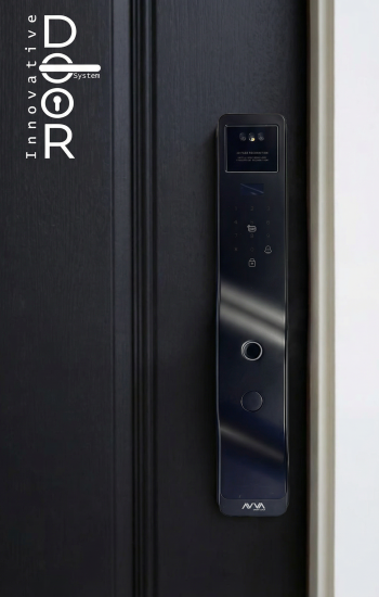 freepik__put-img2-instead-of-door-handle-in-img1-with-keepi__90227